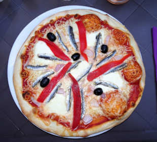 Katalanische Pizza im Restaurant L'Ecureuil