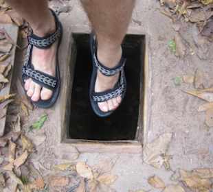 Einstieg in das Tunnelsystem von Cu Chi.