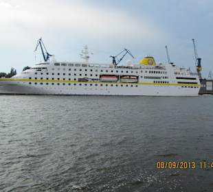 Die "Hamburg" legt in der Hafencity an