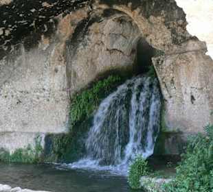Wasserfall oberhalb des Theaters