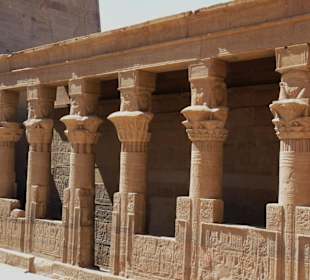 Auf dem Hof des Philae-Tempel