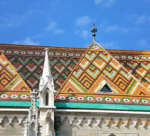 Das bunte der Dach der Kirche