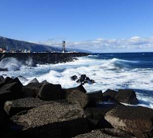 Der wilde Atlantik an der Hafenmole