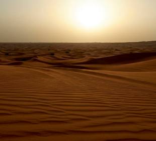 Sonnenuntergang einsam in der Wüste