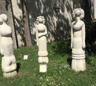Skulptur Drei Frauen im Gespräch