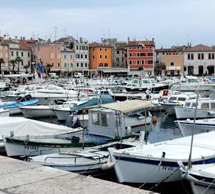 Bunte Boote und Häuser