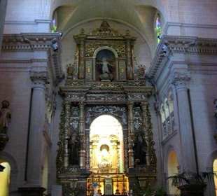 Der Altar der Kirche