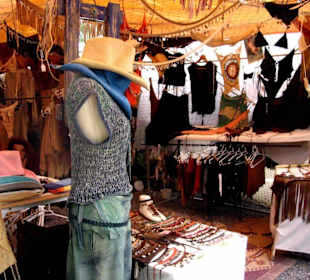 Flippige Ledermode ( Samstags, Hippimarkt, Las Dalias )