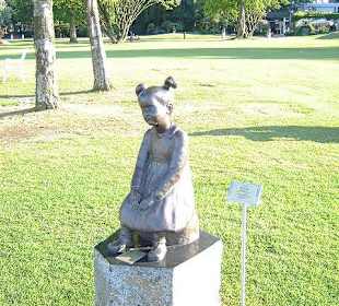 Figuren aus Stein am Seeufer