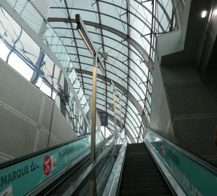 Mit der Tram zu Bahnhof, mit Elektrotreppe hinauf