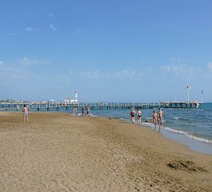 Strand mit Sicht auf Bootsanlegestelle