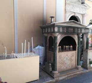 An der Kirche  St.Spiridon