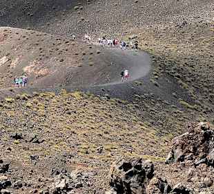 Wulkaniczny krajobraz na Nea Kameni.