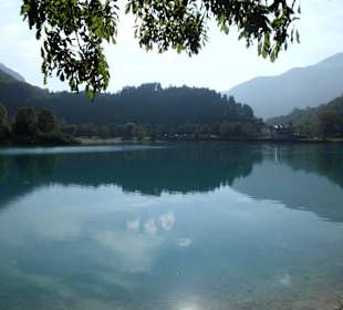 Blick auf den Ledro See am Morgen