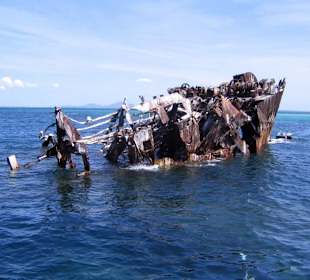 Wrack in der Nähe der Insel