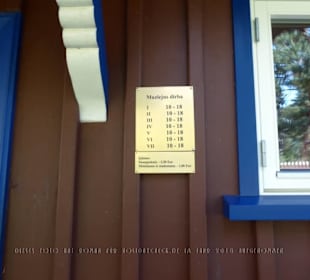 Tafel am Sommerhaus mit den Öffnungszeiten