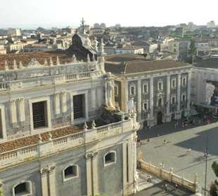 Links der Dom , rechts die Piazza del Duomo