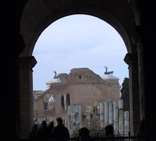 Blick aus dem Kolosseum auf das Forum Romanum