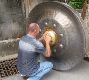 Tom reibt den Gong