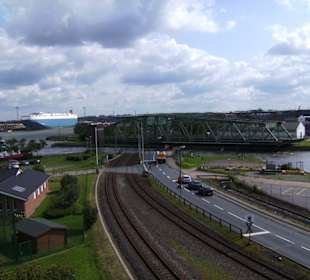 Drehbrücke - weggeklappt für Schiffe