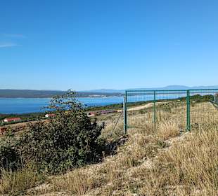 Hier ist ein Zaun wegen Umfahrung