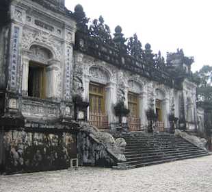 Der Blick zum Hauptgebäude des Mausoleums.