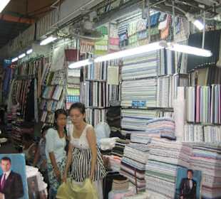 Schönes Tuch auf dem Ben-Thanh-Markt