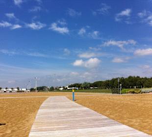 Fußweg am Strand zu den Liegen
