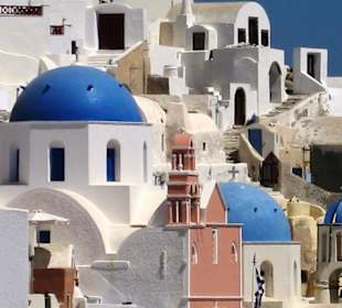 Typische blaue Kuppelkirchen