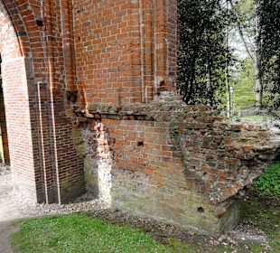 Spaziergang durch die Mauerreste des Klosters