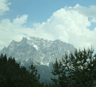Blick vom Parkplatz Zugspitzblick zur Zugspitze