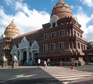 Vor dem Eingang des Siamparkes