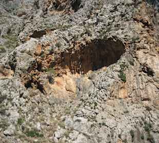 Kleine Höhle im Fels