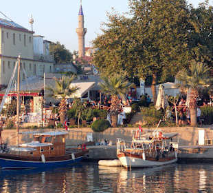 Fischerboote im Hafenbecken