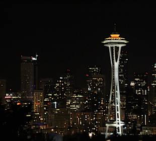 Ausblick auf Space Needle und Skyline bei Nacht