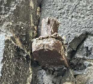 Massives Banduterteil eines großen Tores