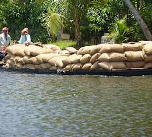 Lastesel auf dem Wasser