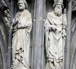 Statuen an der Fassade des Aachener Doms