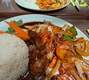 Rindfleisch mit Zwiebeln und Paprika