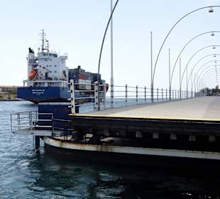 Passage eines Frachters bei geöffneter Brücke