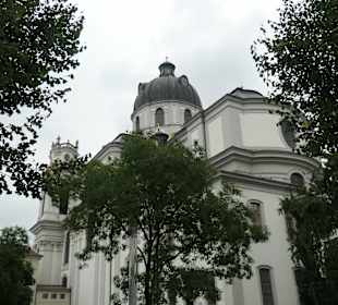 Die Kollegienkirche am Universitätsplatz