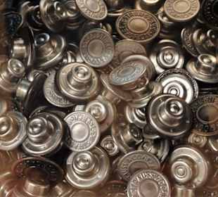 Die klassischen Knöpfe der Levi´s  Jeans