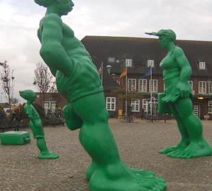Grüne Figuren vor dem Bahnhof Westerland