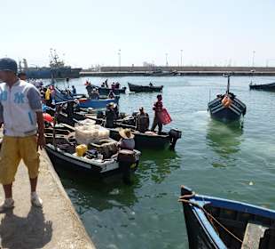 Fischerboote landen neuen Fang an.