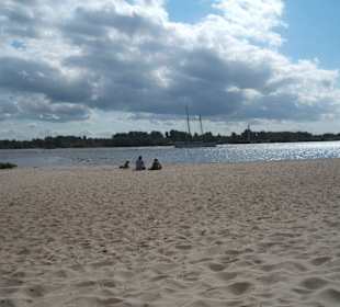 Segelboot auf der Elbe in Hamburg