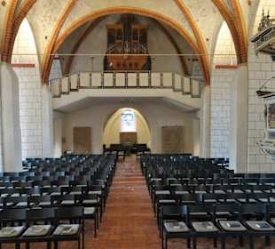 Blick vom Altar in das Kirchenschiff