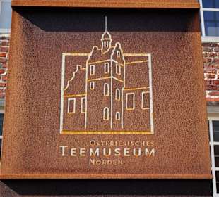 Museumsschild des Ostfriesischen Teemuseums