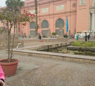 Vor dem ägypt. Museum