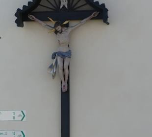 An der Außenwand der Kirche
