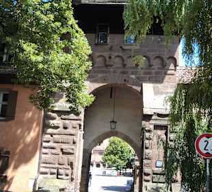 Eingangstor von Westen